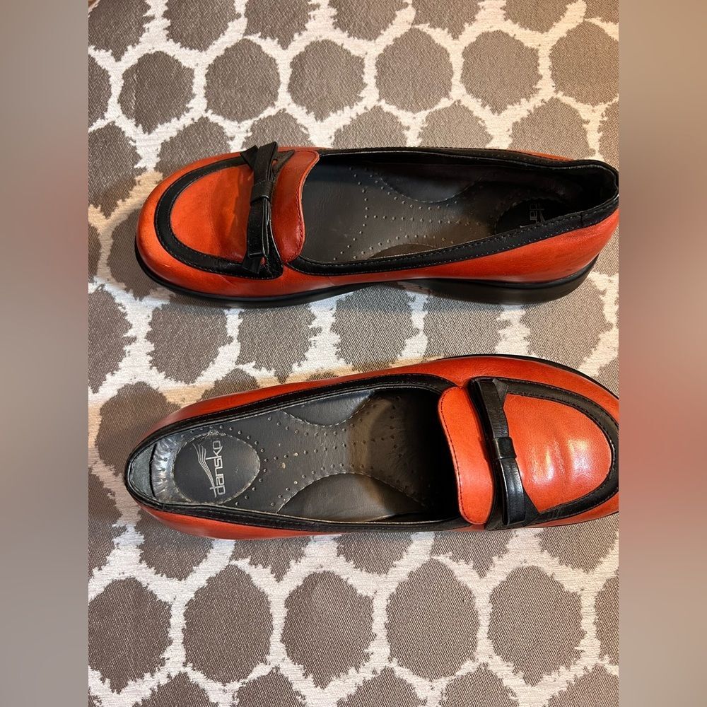 Dansko Red Black Vintage Mary Jane Mules sz 39 US sz 8-9 contrast bow and trim